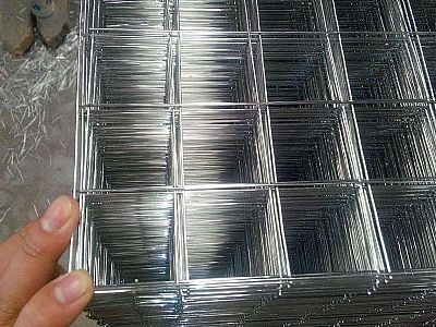 鋼絲網(wǎng)片在展覽會(huì)中，也可以用作展覽架。